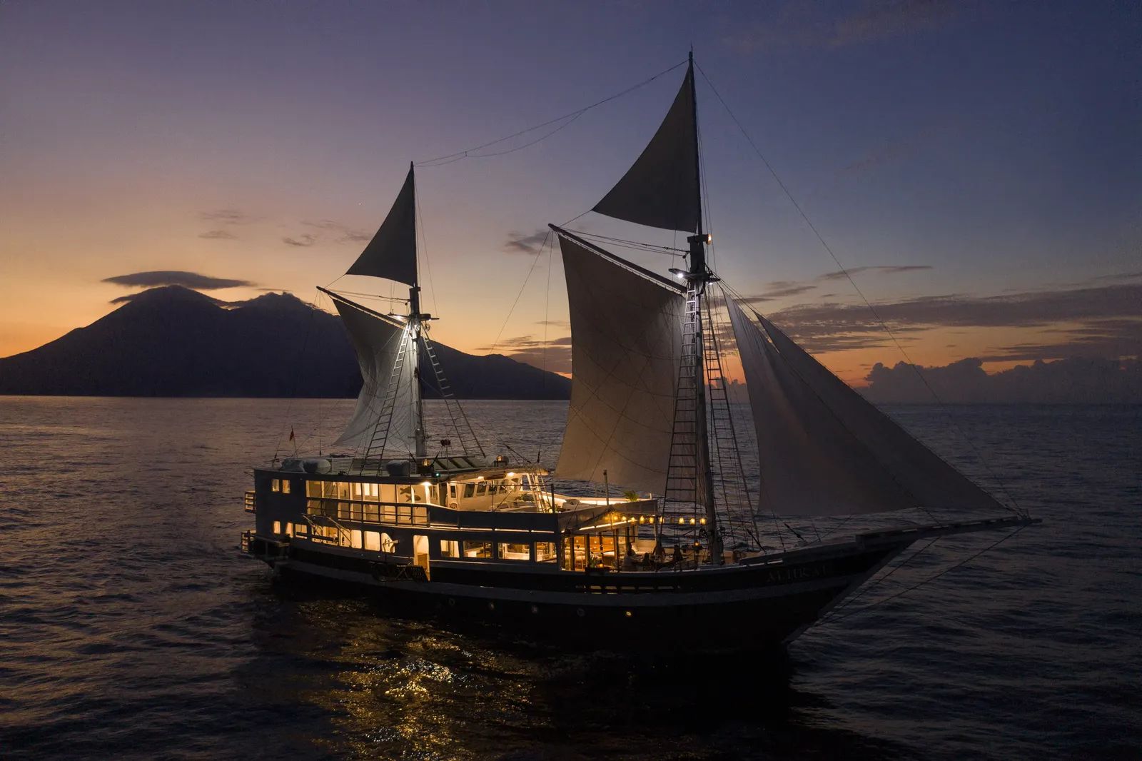 Aliikai Voyages Night