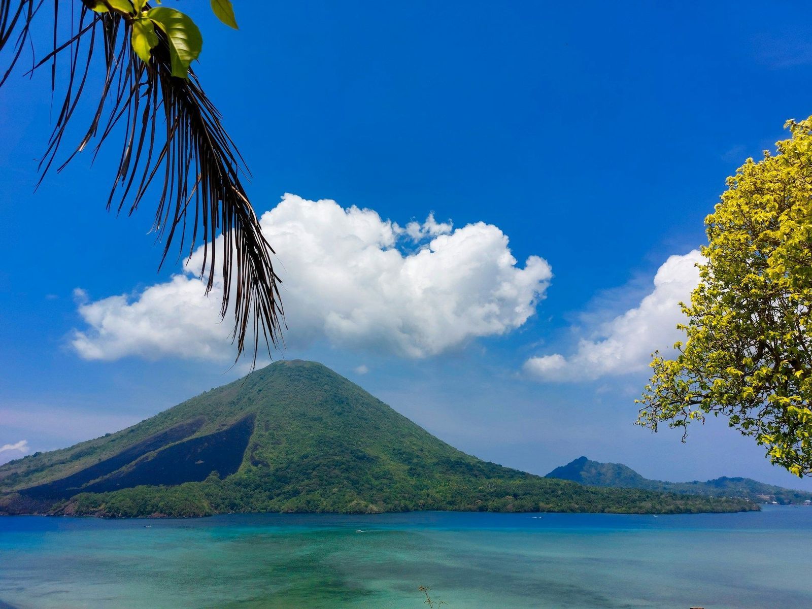 Banda Neira volcanic island crystal clear waters Indonesia liveaboard diving cruise destination