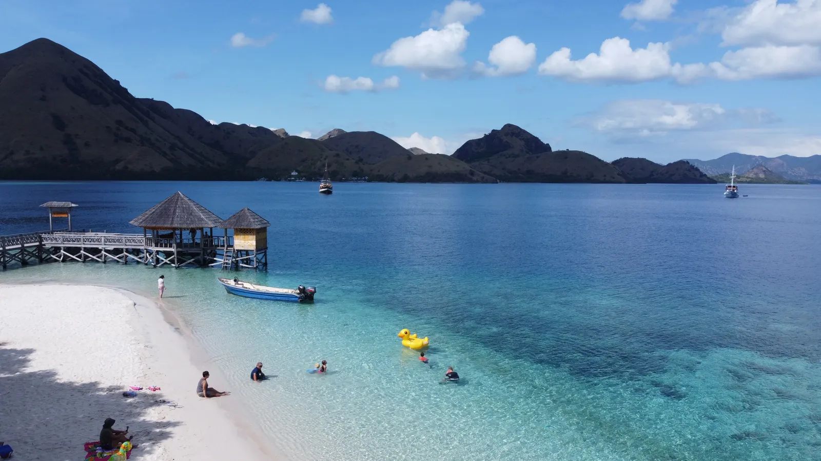 Wellenreng liveaboard – guests swimming near a wooden jetty – Indonesia